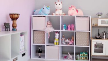 Bir kız için çocuk oyun odasının modern iç mekanı. İç Minimalist Tasarım. Kamera hareketi. 4k görüntü.