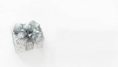 Hediye kutusu, kopyalama alanı olan beyaz bir arkaplanda izole edilmiştir. Noel ve Yeni Yıl atmosferi. Noel afişi, maket.