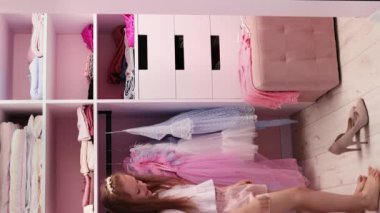 Çocuk çok renkli anti-stres oyuncağıyla yavaş çekimde oynuyor. Çocuklar ve yetişkinler için stres önleyici oyuncak. Çocuklar için boş zaman kavramı..