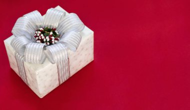 Hediye kutusu kırmızı bir arkaplanda kopyalama alanı ile izole edilir. Noel ve Yeni Yıl atmosferi. Noel afişi, maket.