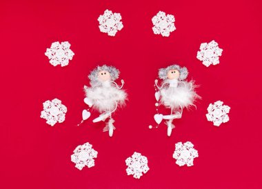Oyuncak melek kırmızı arka planda kopya alanı ile izole edilmiştir. Noel ve Yeni Yıl atmosferi. Noel afişi, maket.