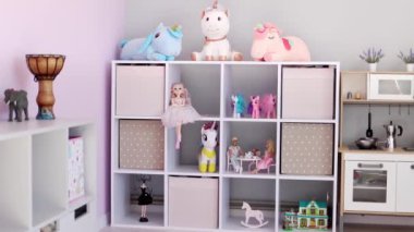 Bir kız için çocuk oyun odasının modern iç mekanı. İç Minimalist Tasarım. Kamera hareketi. 4k görüntü.