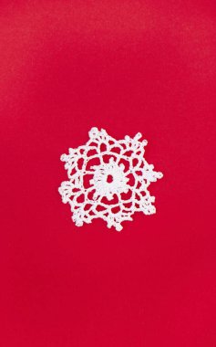 Fotokopi alanı olan büyük beyaz bir kar tanesi. Noel ve Yeni Yıl atmosferi. Noel afişi, maket.