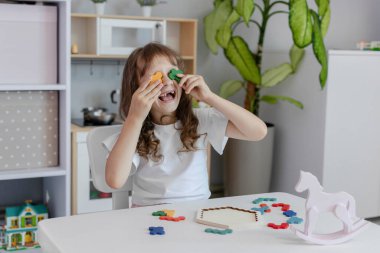 Çocuk çok renkli anti-stres oyuncağıyla oynuyor. Çocuklar ve yetişkinler için stres önleyici oyuncak. Çocuklar için boş zaman kavramı..