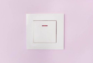 Pembe arka planda beyaz ışık düğmesi izole edilir..