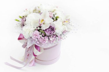 Buket beyaz bir arkaplanda izole edilmiş ve yazı için yeri var. Çiçekli pankart. Sevilen bir kadın için hediye. Uluslararası Kadınlar Günü. Aşk kavramı.