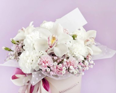 Buket pembe bir arka planda izole edilmiş ve mesaj için yeri var. Çiçekli arka plan. Sevilen bir kadın için hediye. Uluslararası Kadınlar Günü. Aşk kavramı.