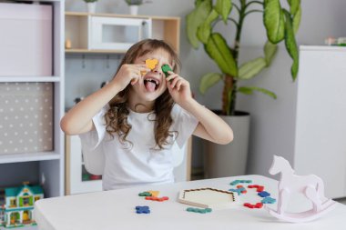 Çocuk çok renkli anti-stres oyuncağıyla oynuyor. Çocuklar ve yetişkinler için stres önleyici oyuncak. Çocuklar için boş zaman kavramı..
