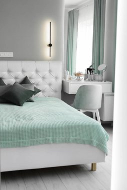 Gösterişli bir yatak odası, doğal renk tonları ve açık havaya bakan parlak bir penceresi olan minimalist, zarif bir modern yatak odası. İç Minimalist Tasarım.