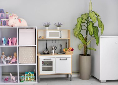 Bir kız için çocuk odası tasarlama fikri. Boş vakitler için bir çocuk köşesi tasarımı. Bir çocuk için oyun odası.