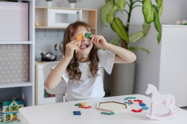 Çocuk çok renkli anti-stres oyuncağıyla oynuyor. Çocuklar ve yetişkinler için stres önleyici oyuncak. Çocuklar için boş zaman kavramı..