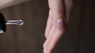 Yavaş çekimde şampuanın şişeden bir ele döküldüğü yakın çekim. Günlük kişisel bakım kavramı. Vücut bakımı konsepti. Güzellik rutini. Yakın plan. Dikey görüntüler.