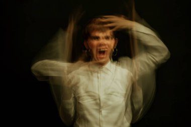 Şizofreni ve akli dengesi bozuk bir psikopat. Kadın psikozu ve paranoyası kavramı