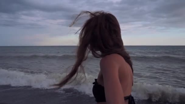 Joven Chica Sexy Traje Baño Disfruta Vida Playa Mar Noche — Vídeo de stock