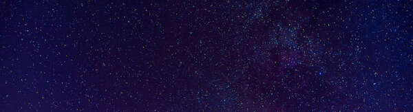 Астрофотография темно-синего звездного неба со многими звездами, туманностями и галактиками. Панорамное широкое горизонтальное фото для баннерной головки