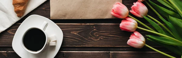 Tasse Kaffee Mit Einem Strauß Rosa Tulpenblüten Und Einem Croissant — Stockfoto
