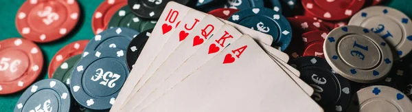 Cartões Com Royal Flush Sobre Fichas Mesa Verde Jogo Poker — Fotografia de Stock