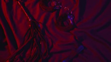 Yetişkinler için erotik seks oyuncakları. Deri kırbaç, kelepçe ve tavşan maskesi BDSM için boyun eğme ve hakimiyet ile seks.