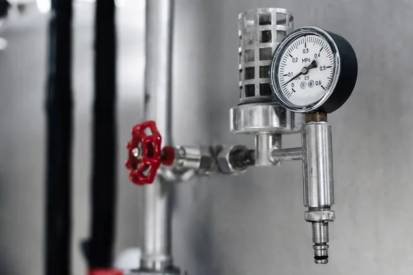 Ciśnieniomierze Pomiaru Ciśnienia Zbiornikach Piwnych Nowoczesnym Browarze — Zdjęcie stockowe