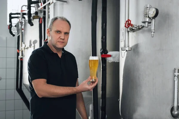 Bira Fabrikasındaki Bira Imalatçısı Kalitesini Bir Bardak Taze Birayla Kontrol — Stok fotoğraf
