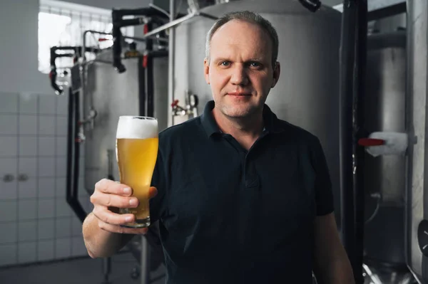 Bir Bardak Birayla Modern Bir Bira Fabrikasında Bira Üreticisi — Stok fotoğraf