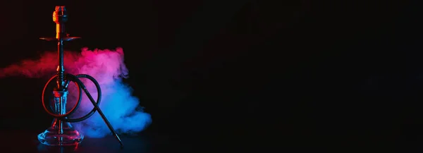 Στεφάνι Γυάλινη Φιάλη Και Μεταλλικό Μπωλ Shisha Χρωματιστό Καπνό Στο — Φωτογραφία Αρχείου