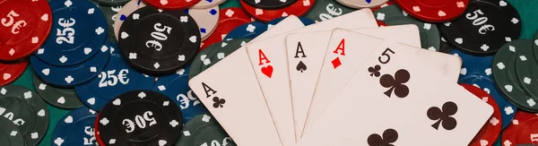 Четыре Фишки Игры Покер Выигрышная Комбинация Карт Зеленом Столе Азартных — стоковое фото