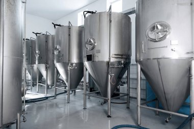 Bira üretim tesisi. Modern bir teknolojik bira fabrikasının içinde.