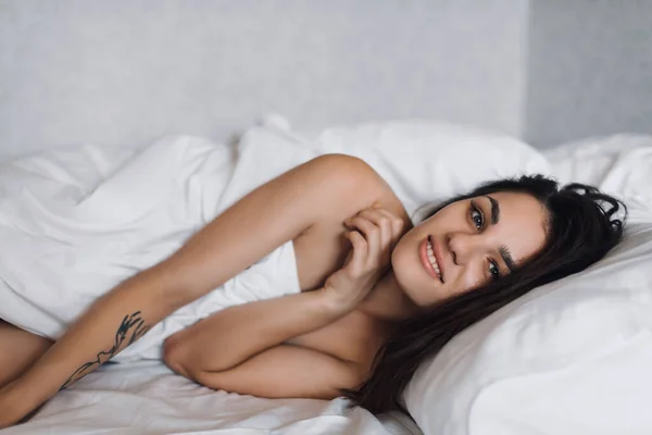 Sexy Happy Nude Beautiful Brunette Girl Smiling Bed Blanket Bedroom — ストック写真