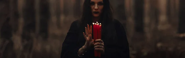 Σκοτεινή Τρομερή Μάγισσα Κεριά Στα Χέρια Της Εκτελεί Μια Απόκρυφη — Φωτογραφία Αρχείου