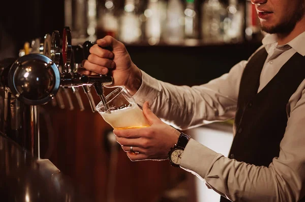 Barmenin Elleri Bardaktan Bardağa Dökülüyor Bardan Köpüklü Bira Dökülüyor — Stok fotoğraf