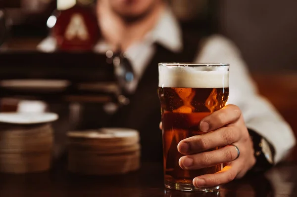 Barmannen Hand Met Een Glas Light Draft Bier Met Schuim — Stockfoto
