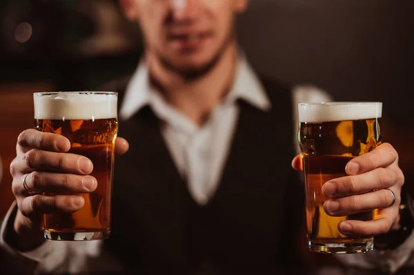 Szczęśliwy Barman Serwuje Dwa Kieliszki Lekkiego Piwa Pianką Ręku Barze — Zdjęcie stockowe