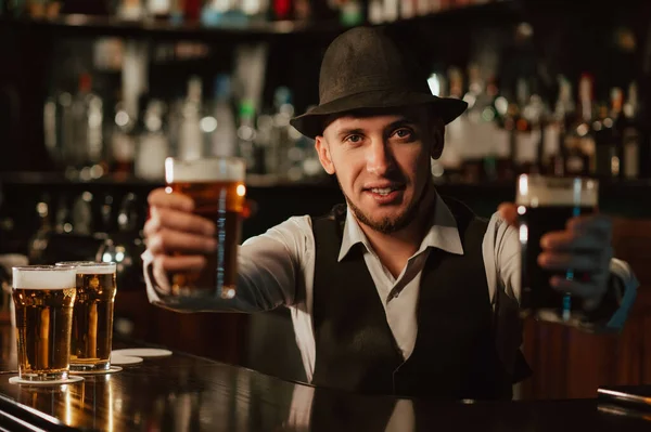 Bardaki Mutlu Sakallı Barmen Barda Bir Bardak Birayla — Stok fotoğraf