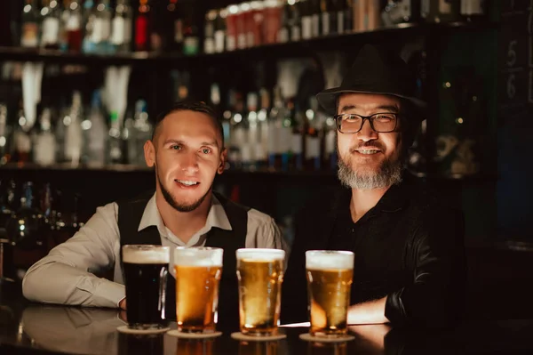 Barda Iki Mutlu Barmen Barda Bir Bardak Bira — Stok fotoğraf