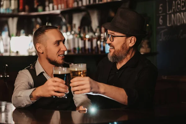 Dwóch Uśmiechniętych Barmanów Stuka Kieliszkami Piwa Barze — Zdjęcie stockowe