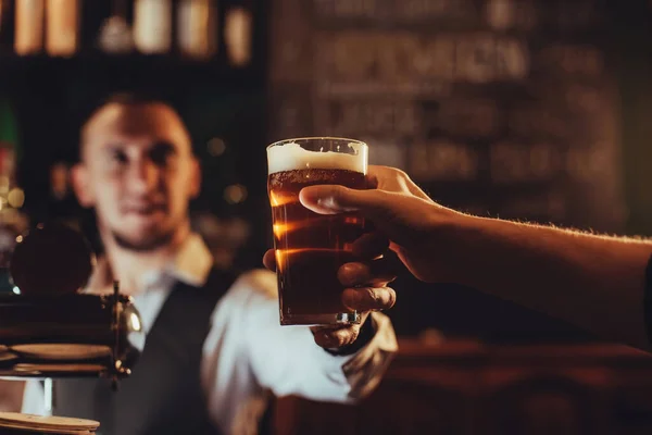 Barman Serwuje Szklankę Lekkiego Piwa Dla Mężczyzny Barze — Zdjęcie stockowe