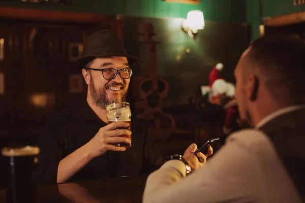 Adam Barda Bir Bardaktan Bira Içerken Bardaki Bir Barmenle Sohbet — Stok fotoğraf