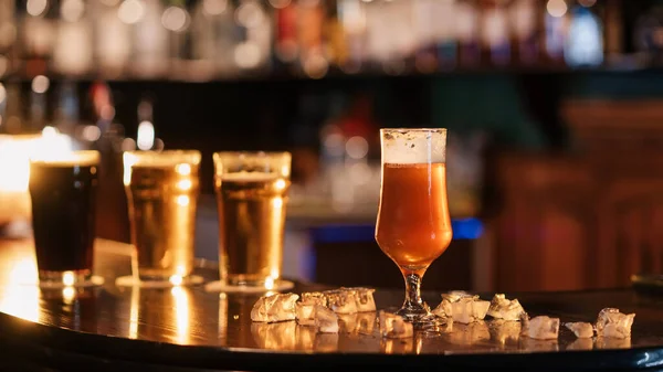 Bir Bardak Filtresiz Bira Barın Üstünde Altın Bira Restoranda Buz — Stok fotoğraf