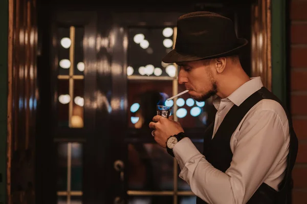 Homme Élégant Dans Chapeau Allume Une Cigarette Verre Vodka Porte — Photo