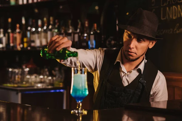 Barmen Restoranda Bir Bardakta Blue Lagoon Kokteyli Karıştırıyor — Stok fotoğraf