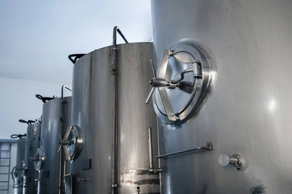 Interior Uma Cervejaria Moderna Com Tanques Fermentação Cerveja — Fotografia de Stock