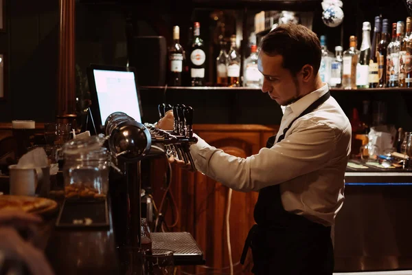 Bardaki Barmen Fıçıdan Gelen Muslukla Bardağa Bira Doldurur — Stok fotoğraf