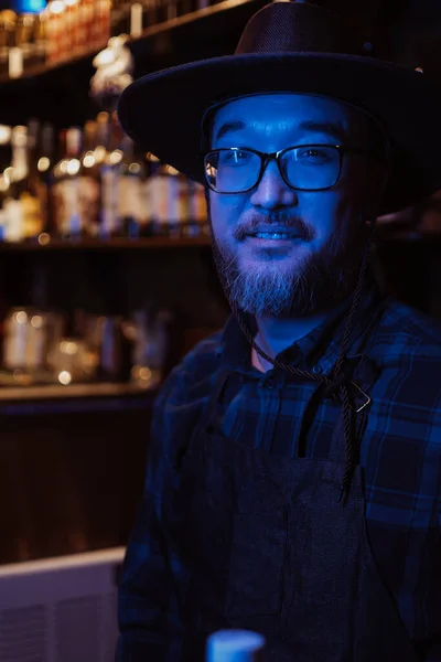 Bardaki Bir Şapkada Sakallı Bir Barmenin Portresi Alkol Şişelerinin Arka — Stok fotoğraf