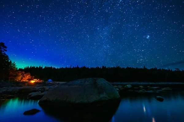 밤하늘 별자리가 안개낀 호수의 뒤덮고 — 스톡 사진