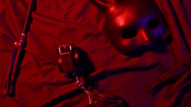 Yetişkinler için erotik seks oyuncakları. Deri kırbaç, kelepçe ve tavşan maskesi BDSM için boyun eğme ve hakimiyet ile seks.