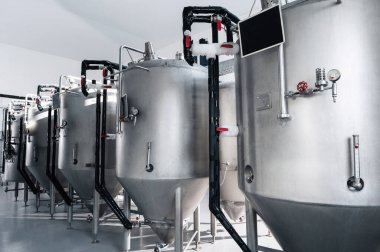 Bira fermantasyon tankları olan modern bir bira fabrikasının içinde.