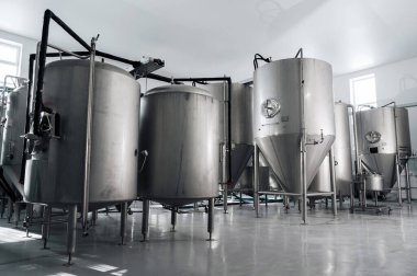 İçinde tanklar olan modern bir fabrika fabrikasının içinde.