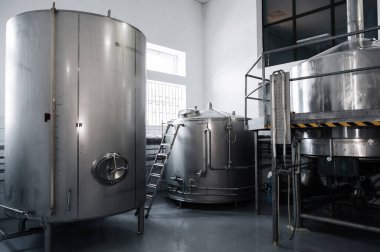 İçinde tanklar olan modern bir fabrika fabrikasının içinde.