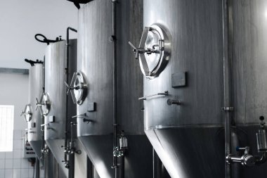 İçinde tanklar olan modern bir fabrika fabrikasının içinde.